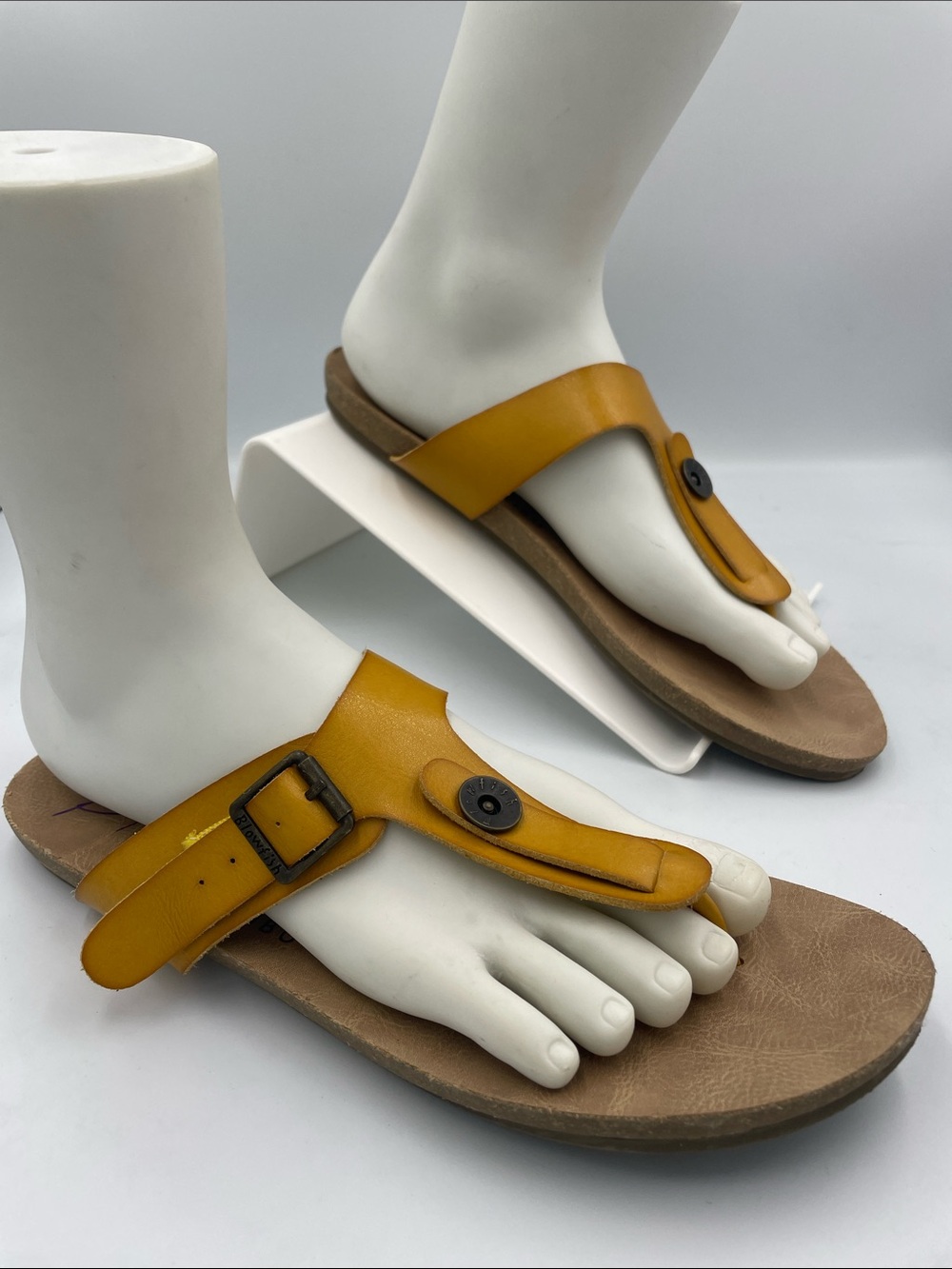 mustard yellow Blowfish Malibu Barro flats thong sandals. Size 9.5. Preowned.
